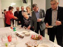 Juhla aloitettiin glögillä ja jouluisilla leivonnaisilla.