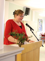 Suomen kielen yliopistonlehtori Maija Saviniemi piti herkkuja ja puolankalaista pessimismiä tihkuvan puheen.