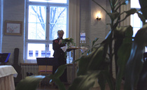 Sirkka Kaikkonen esitti hauskan runon maailmanmenosta. Runo oli tehty eteläpohjalaiselle murteelle, mutta se ei menoa haitannu.