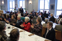 Juontaja Raino Helttunen kevensi tunnelmaa välillä ja lopuksi Taunokin heitti pari vitsiä.