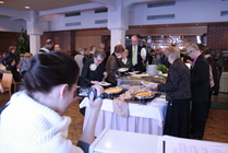 Juhla-aterialla tarjolla oli uuniporsasta, pottumuusia ja gratinoitua kukkakaalia sekä salaattia.