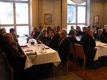 Juhlaväkeä odottelemassa ruokatarjoilua.