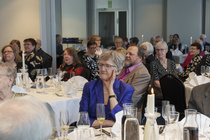 Yleisö viihtyi hyvän ohjelman ja tarjoilujen parissa.