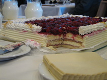 Aterian päätti kermainen mansikkakakku.