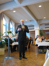 Uuden Oulun yhdistymishallituksen pj Kyösti Oikarinen lupasi vapaan sanan puheenvuorossaan pitää esillä tervapatsashanketta jai tervakulttuuria ylipäänsä. 