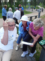 Lopuksi Reino Helttunen veti leikkimielisen lintujen tunnistuskilpailun. Tässä pohditaan kovasti mitä mikin on...
