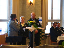 Yhdistyksen entiset puheenjohtajat Impi Karhu, Sohvi Yli-Huttula ja Tauno Tarkkinen pääsivät muistelujen alkuun pienten mikrofoniongelmien jälkeen.