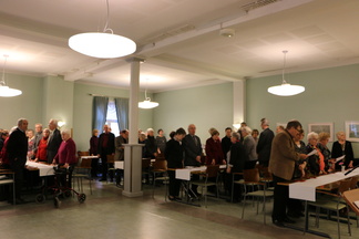 Aluksi laulettiin Kymmenen virran maa, lopuksi Nälkämaan laulu, molemmat luonnollisesti seisaaltaan.