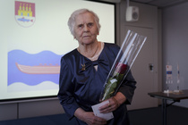 Juhlassa jaettiin yhdistyksen viirejä ansioituneille jäsenille, kuvassa Sofia Yli-Huttula.