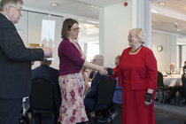 Juhlassa jaettiin yhdistyksen viirejä ansioituneille jäsenille, vuorossa Raija Liikamaa.