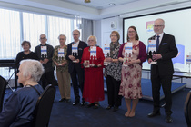 Viirien saajat yhteiskuvassa. Kaikki palkitut eivät päässeet juhlaan.