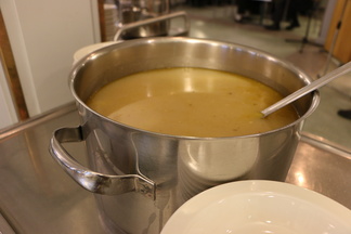 Pääruokana oli palvilammaslihakeitto, jota söikin lautasten mukaan 118 henkeä.