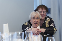 Yleisö viihtyi hyvän ohjelman ja tarjoilujen parissa.