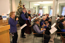 Esitys piti sisällään myös laulua. Tässä äänessä toinen orkesterin naisjäsenistä.