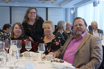 Yleisö viihtyi hyvän ohjelman ja tarjoilujen parissa.