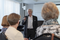 Eero Schroderus hauskuutti yleisöä monologillaan.