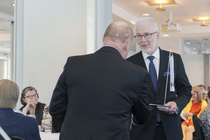 Juhlassa jaettiin yhdistyksen viirejä ansioituneille jäsenille, vuorossa Veikko Seppänen.