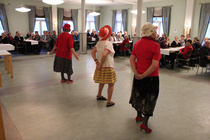 ...he esittivät kappaleen Pienenä tyttönä sekä tarinan eräältäkin kosiomatkalta, joka kuitenkin päätyi rukkasiin.