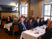 Juhlavieraat odottelevat ohjelman alkua.