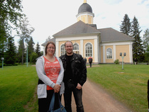 Yhdistyksen sihteeri Elsi velipoikansa Akin kanssa kirkon edessä.