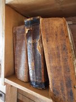 Pirtin pienestä kirjahyllystä löytyivät ajan tärkeimmät teokset, kuten Biblia...