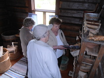Hyllyistä löytyi monenlaista lapsuudesta tuttua tavaraa.