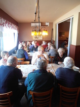 Pöydissä riitti puhumista alkumatkan paikoista ja elämästä yleensäkin.