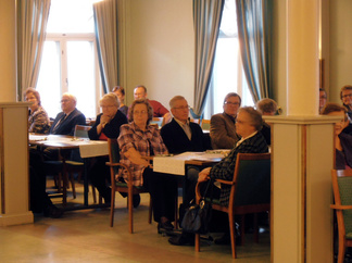 Väki nautti Esko Holapan haitarimusiikista.