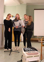 Vierailevina esiintyjinä kuultiin Kellon koulun yhdeksäsluokkalaisia tyttöjä. He esittivät juhlaväelle kuusi kappaletta kahdessa setissä.