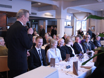 Juhlien juontaja Reino Helttunen huvitti juhlaväkeä väliaikahuumorilla ohjelmanumeroiden välissä.