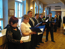 Oikaristen sukuseuran laulajat vastasivat juhlan musiikista. Heidän johdollaan laulettiin myös juhlan päättänyt...