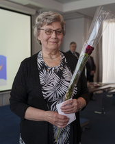 Juhlassa jaettiin yhdistyksen viirejä ansioituneille jäsenille, kuvassa Impi Karhu.