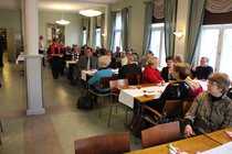 Eräs juhlijoista kertoi Korhoselle jälkikäteen, että olisi voinut kuunnella häntä koko päivän. Seuraavaksi ohjelmassa oli kuitenkin ruokailu...