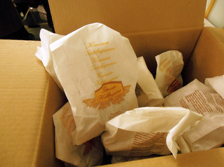 Tarjoilusta yli jääneitä rönttösiä, sekä lanttu- ja porkkanapiirakoita myytiin tuttuun tapaan kotiinviemisiksi.