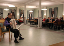 Hanuristi Esko Holappa oli säestämässä joululaulujen laulantaa.