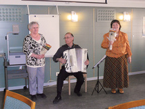 Ensin muistettiin edellispäivänä nimipäiväänsä viettänyttä Sohvi (virallisesti Sofia) Yli-Huttulaa ja saman päivän nimipäiväsankaria Esteri Alakopsaa. Esko Holapan säestämänä lauloimme onnittelulaulun.