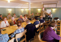 ...Mutta ennen kahveja Reino Helttunen kertoi hauskan tarinan poikavuosien uintimatkalta.