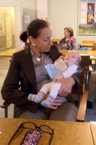 Apulaiskaupunginjohtaja Piia Rantala-Korhonen sai myös illan pienimmän osallistujan syliinsä. 