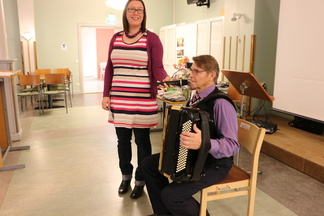 Elsi jututti myös pelimanni Hannes Leskistä siitä, kuka hän on miehiään. Kuulema savolaisia, eli sukua kuitenni!