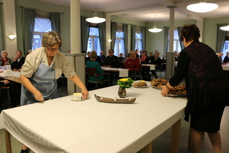 Impi ja Elsa kattamassa pöytää.