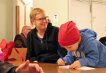 Joululauluja enemmän tätä pikkutonttua kiinnosti piirtäminen.