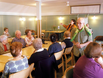 ...joka ei kuitenkaan saanut vastakaikua, vaan nenilleen. Siksipä hän poistuu vauhdilla paikalta.