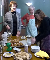 Aikuisille tarjolla oli herkullisten pullien lisäksi voileipäkeksejä savuporolevitteen kera. Tarjoiluja ottamassa Heidi, emäntinä Elsa ja Sylvi.