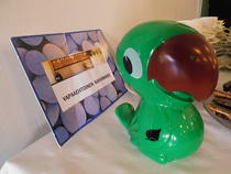 Vapaaehtoiset kahvimaksut kilautetaan linnun selästä sisään.