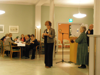 Varapuheenjohtaja Elsa kiikutti arpajaispalkintoja voittajille.