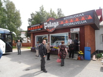 Museokierroksen jälkeen lounasta nautittiin Palagassa, aivan Hyrynsalmen kirkonkylällä.