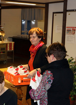 Pukkia ei juhliin saatu, mutta tontut jakoivat paikan päällä kaikille pienet Kaesan kotileipomon lahjapussit.