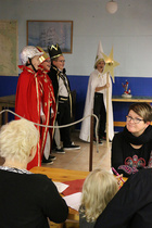 Juhlan yllätysvieraaksi saapuivat Kellon alakoulun 6. luokan tiernapojat.