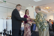 Juhlassa jaettiin yhdistyksen viirejä ansioituneille jäsenille, vuorossa Salme Hamari.