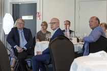 Yleisö viihtyi hyvän ohjelman ja tarjoilujen parissa.